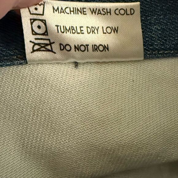 NWOT Levitate Distressed Denim Shorts Blue Floral Patchwork‎ Accents Size 25 - Picture 9 of 9